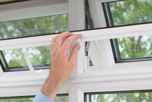 Retractable flyscreen for windows